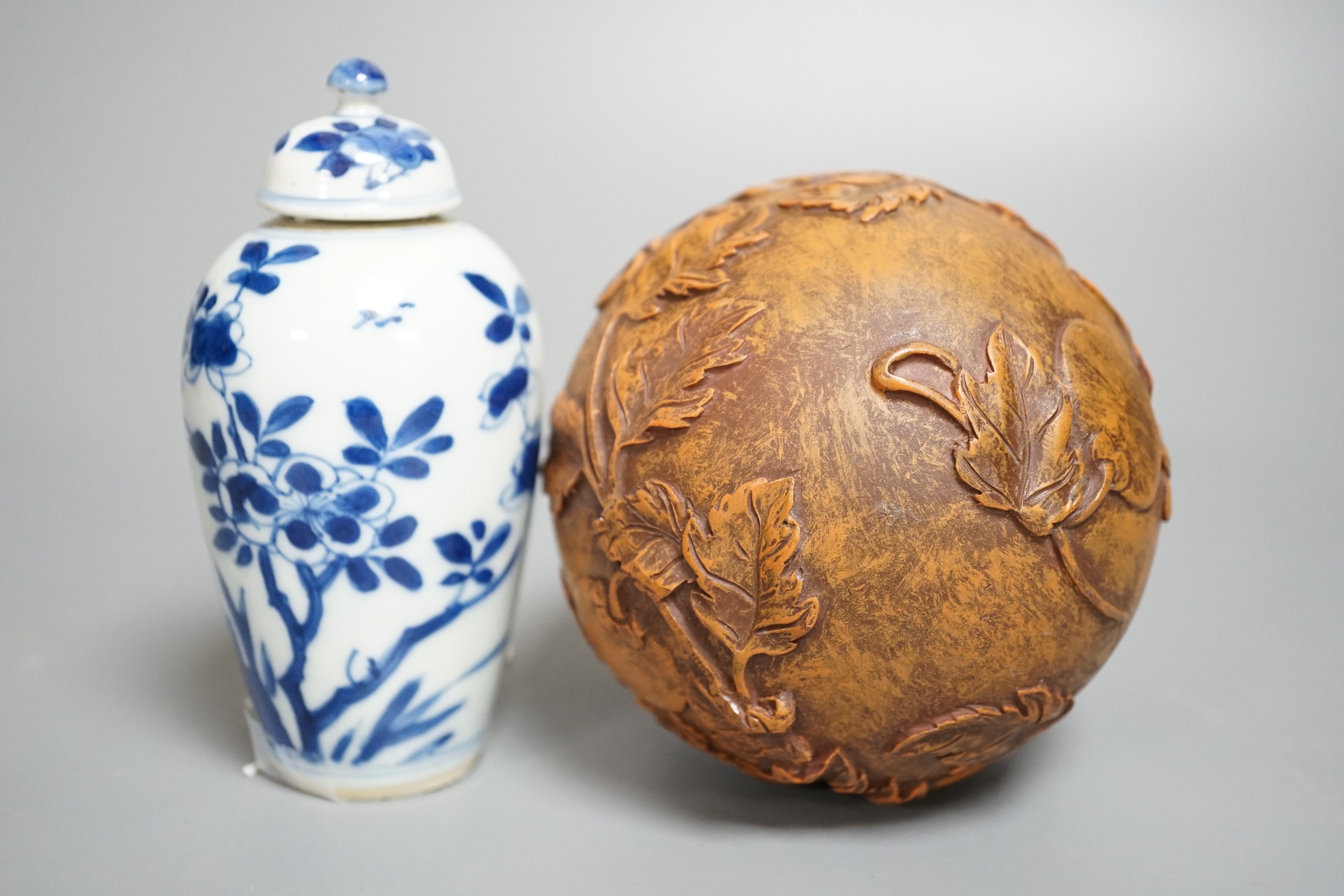 A Chinese blue and white jar and cover, Kangxi period, height 12cm and a Chinese ball